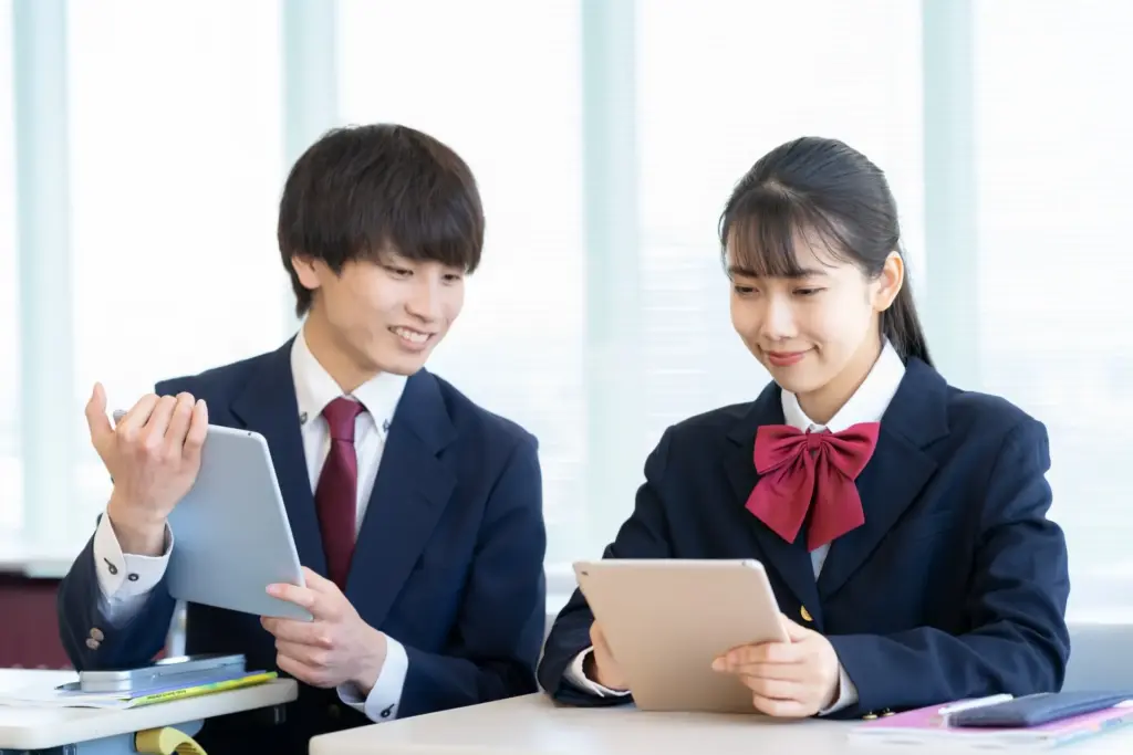 タブレットを使用している学生
