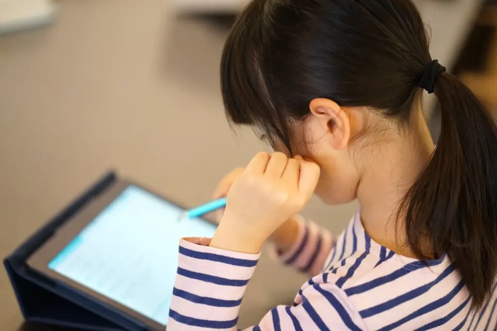 タブレット学習している児童