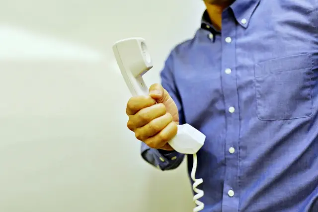 電話を持つ教師