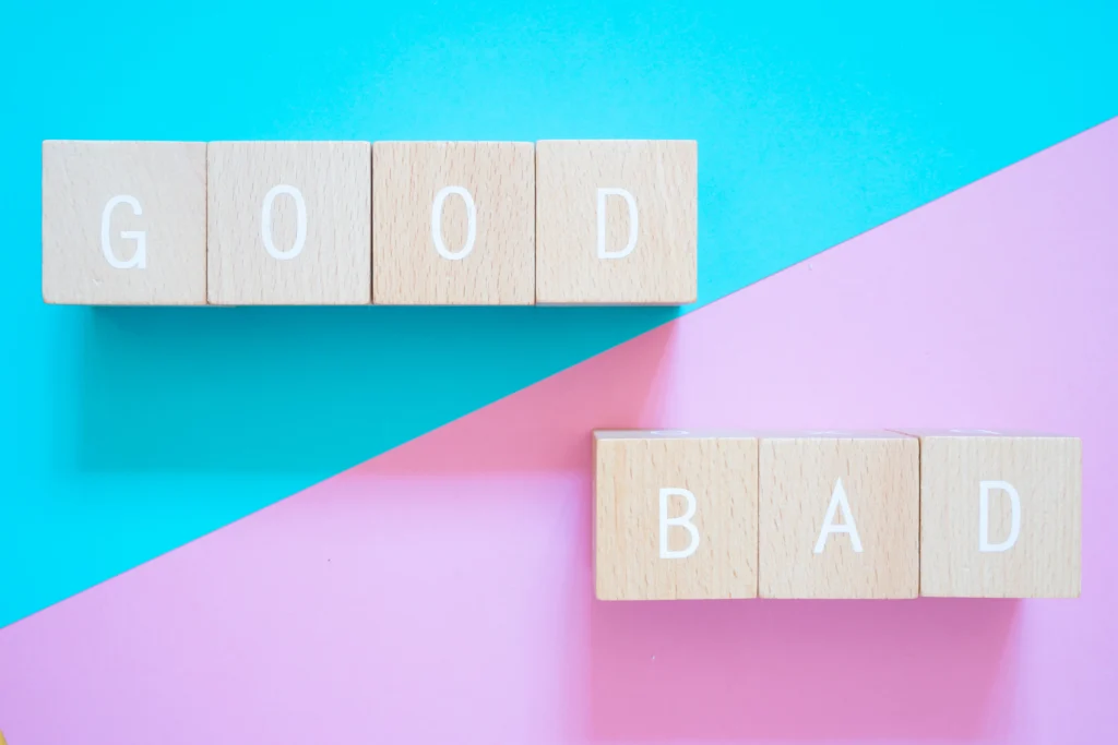 「GOOD」と「BAD」の木製ブロックで良し悪しの比較を表すイメージ