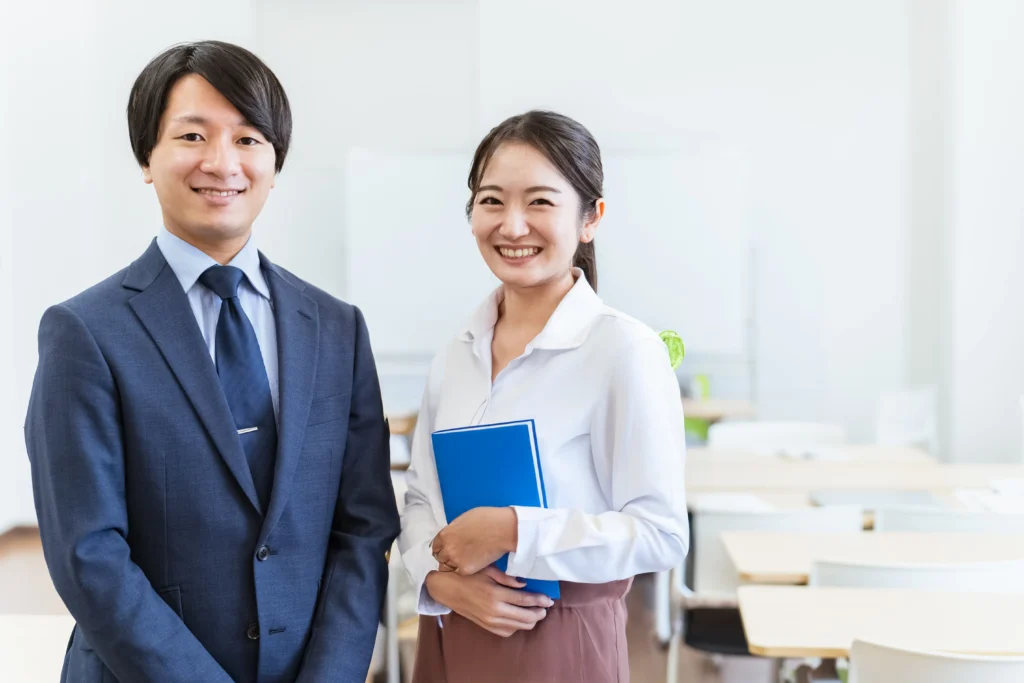 教師二人の笑顔の画像
