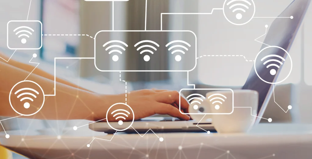 ノートPCで作業する手元と、Wi-Fi接続を示すアイコンのイメージ