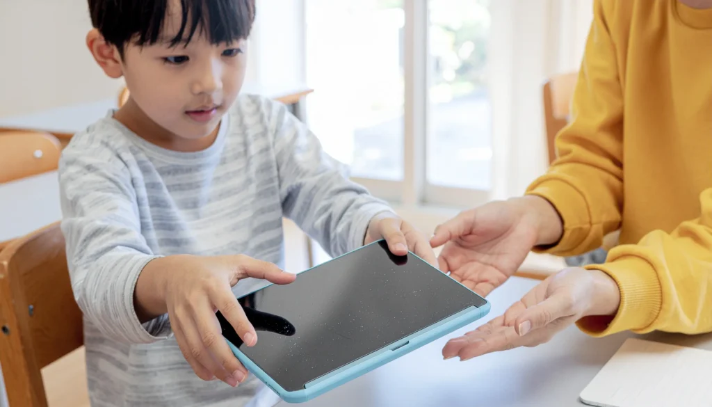 GIGAスクールタブレットの破損と修理費負担のイメージ（保険検討）