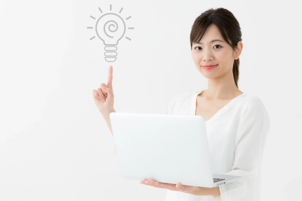 ChromebookでWordを使う方法をひらめいた女性がノートPCを持って指差しているイメージ